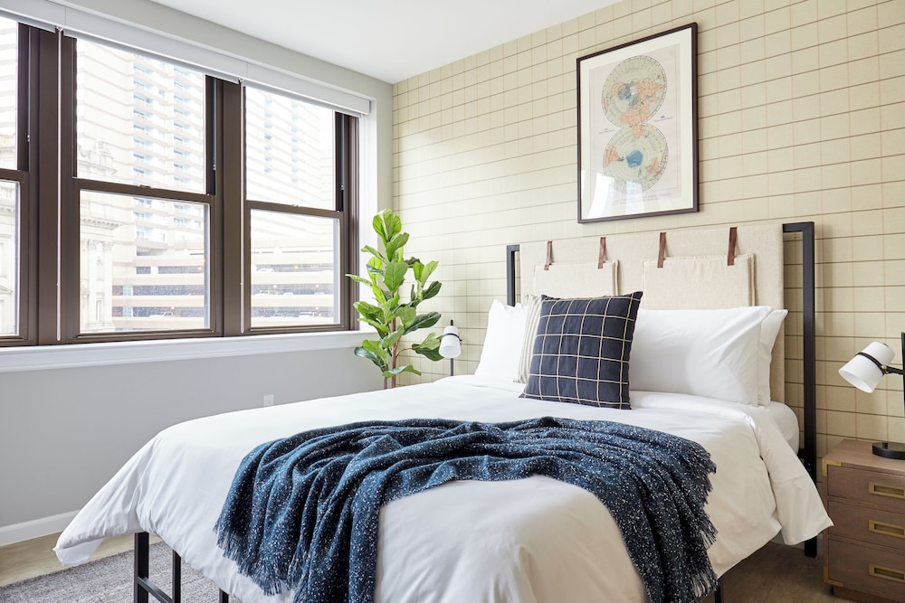 CLASSIC, STUDIO, QUEEN BED