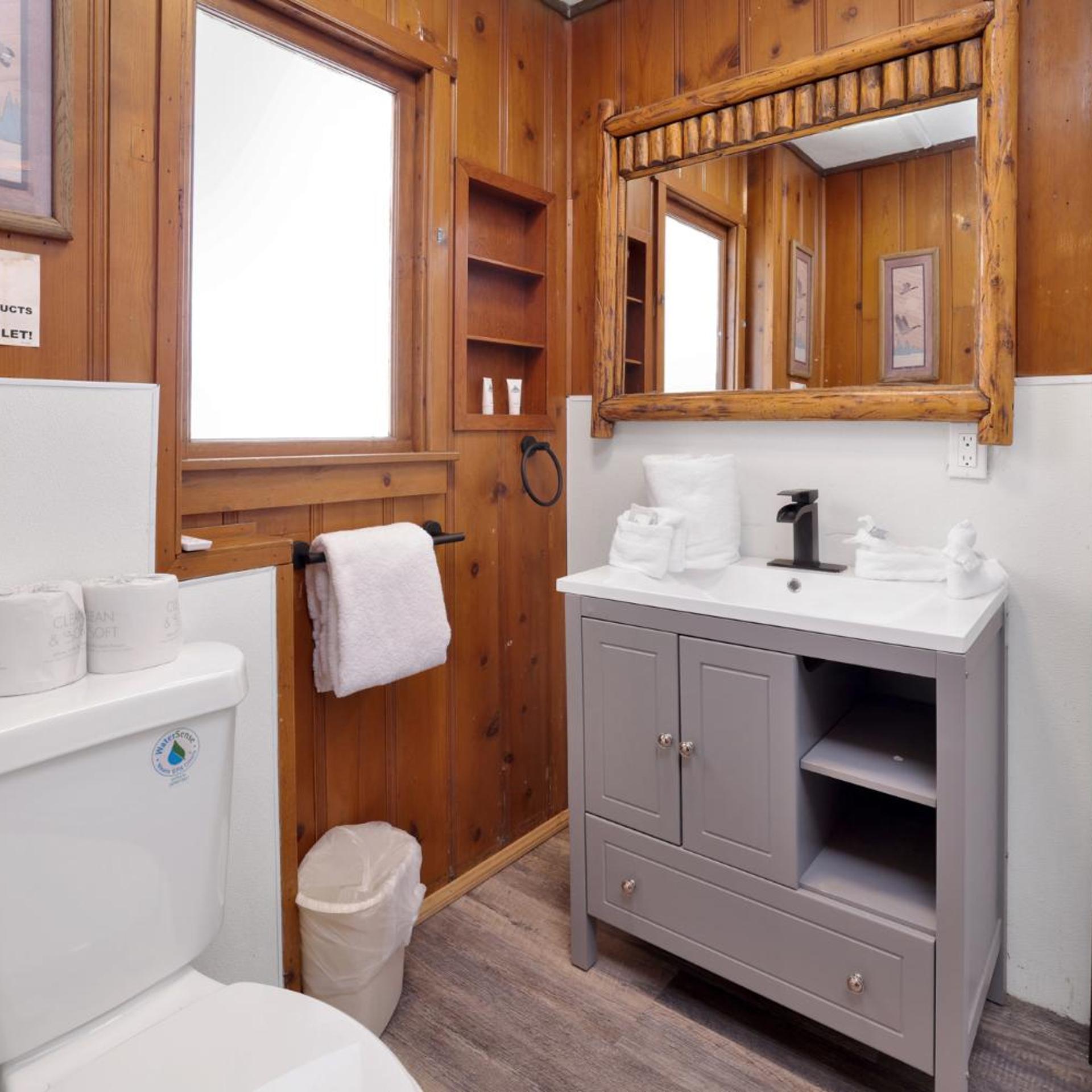 Little Pines Couples Lakeside Cabin by Big Bear Vacations 23/23