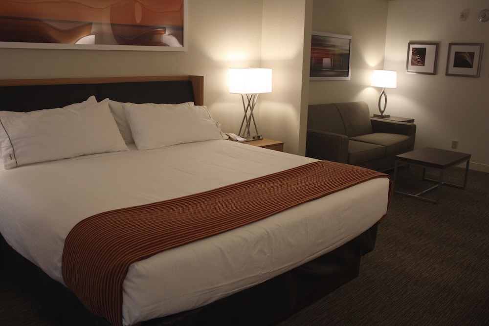 Holiday Inn Express Munising-Lakeview 16/68
