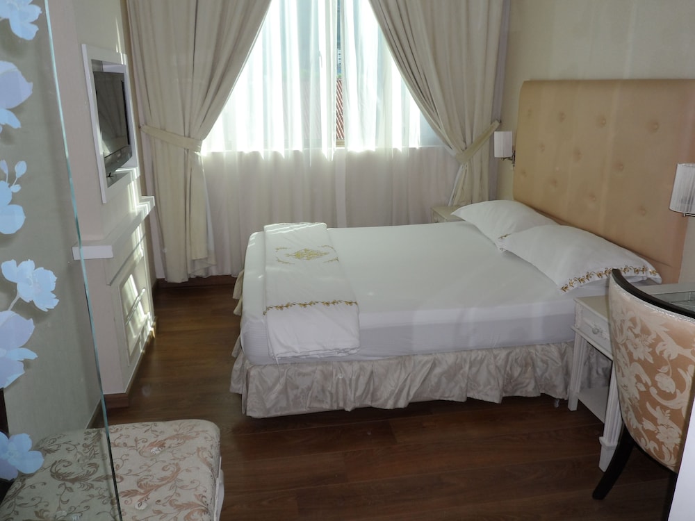 Jayleen 1918 Hotel 17/48