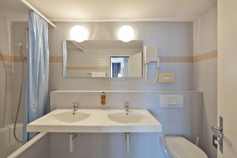 River, Junior Suite, Twin Beds, Sofa، Sorell Hotel Merian 8/10
