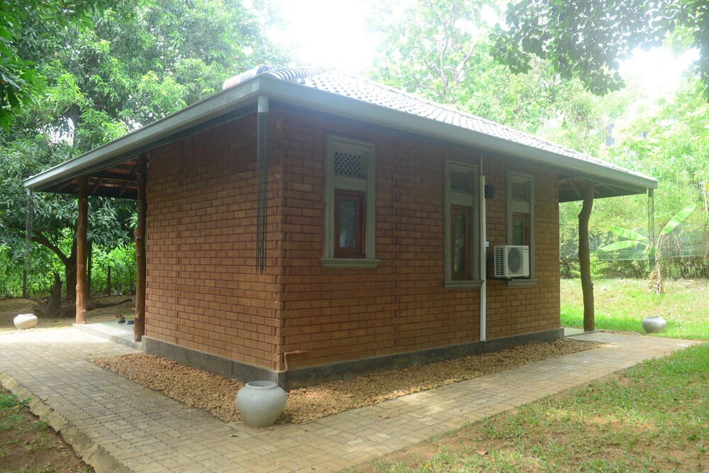 Nil Diya Mankada Safari Lodge in Udawalawa