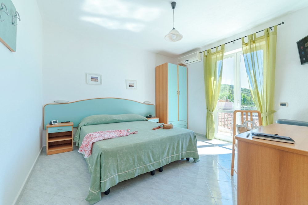 STANDARD, DOUBLE OR TWIN BED, SEA VIEW