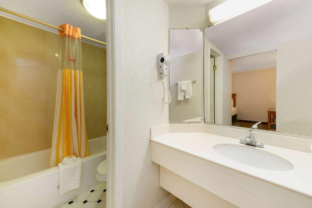 La Quinta Inn by Wyndham Bossier City 14/40