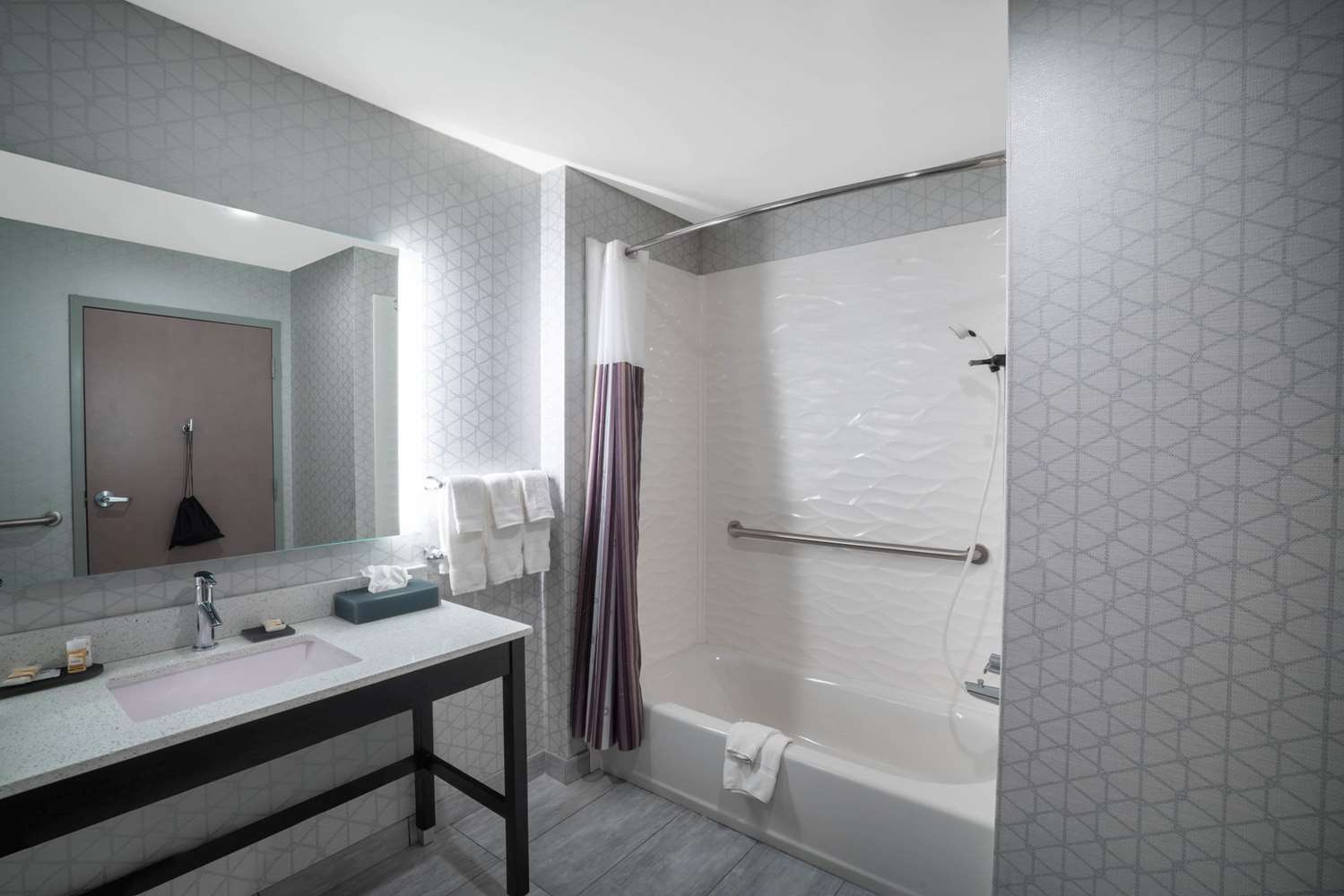 La Quinta Inn And Suites by Wyndham West Memphis 24/24