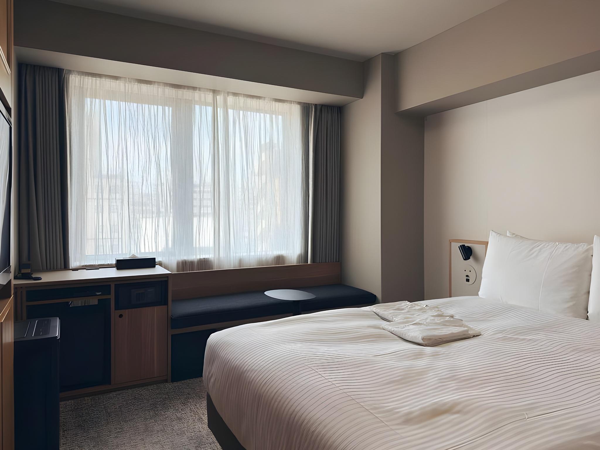 Moderate, Queen Bed