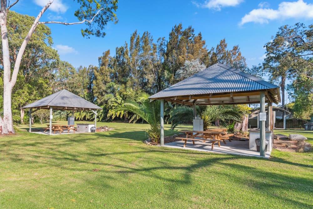Coachhouse Marina Resort 48/50