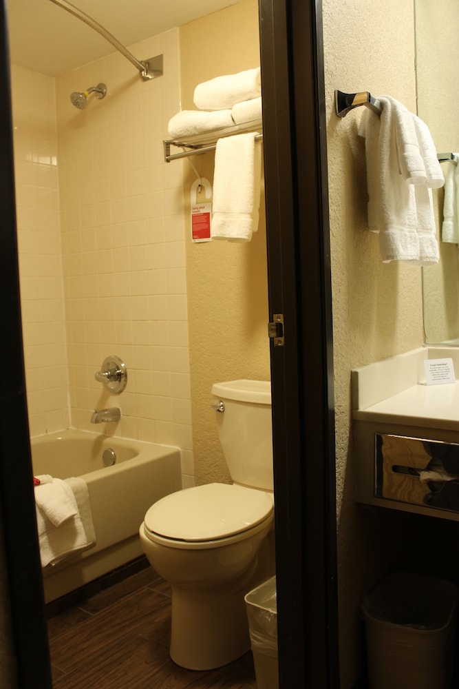 Ramada By Wyndham Portland 8/35