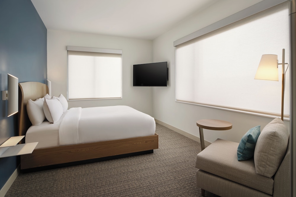 1 Bedroom, Suite, King Bed, Sofa, Accessible