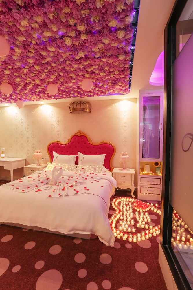 GALLERY, DOUBLE BED