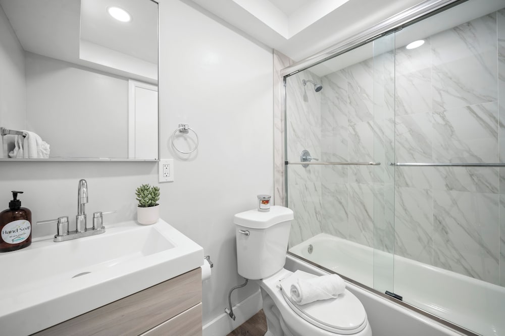 Bayview Regency Apartments By Lowkl 47/50