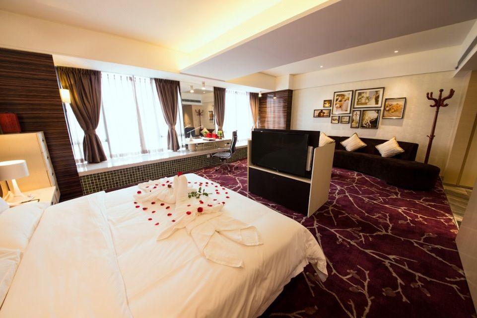 Deluxe, Queen Bed, City View
