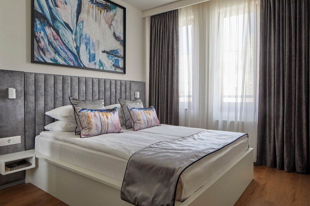 2 BEDROOMS, DELUXE