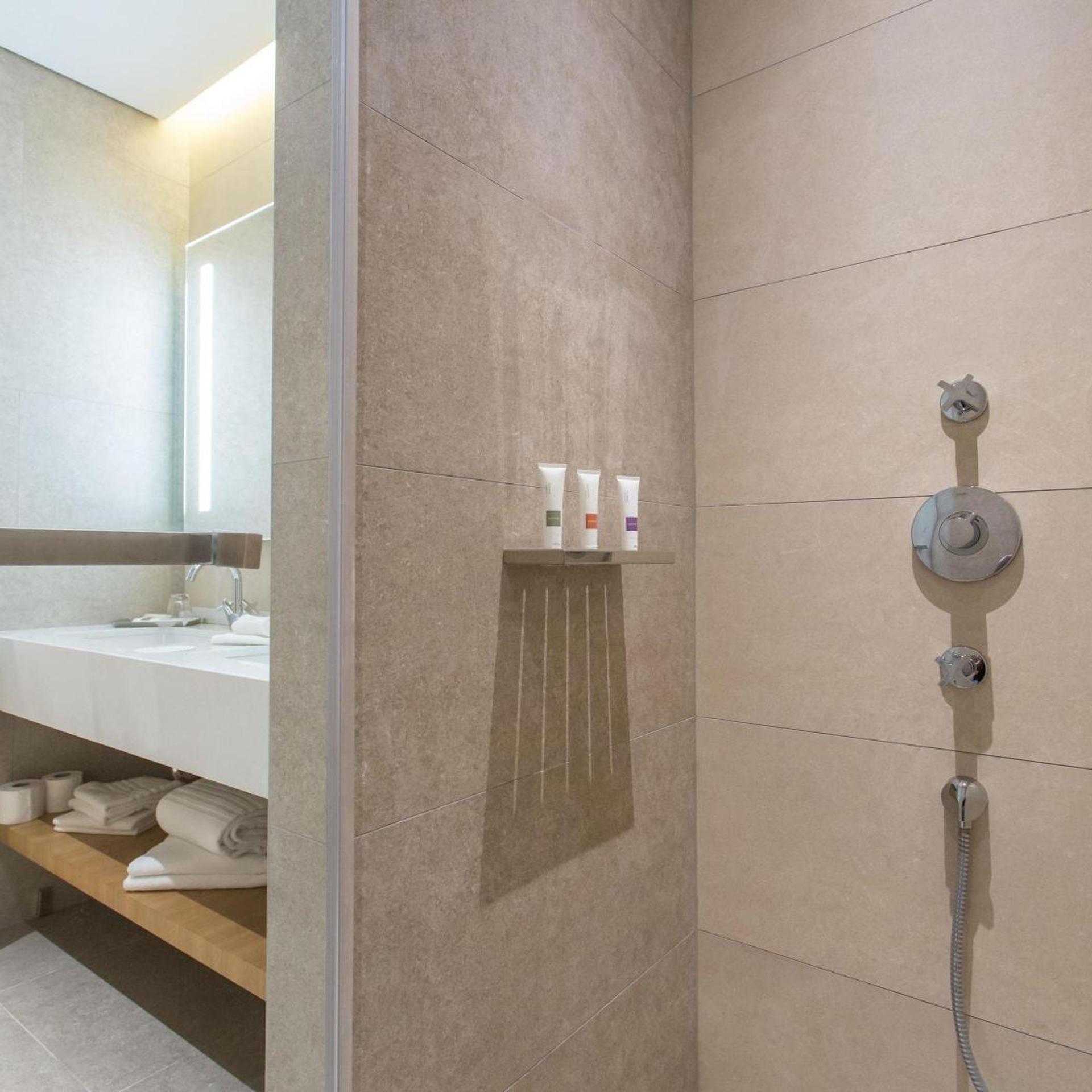 غرفة قياسية بسرير كينج، Swissotel Sarajevo 7/7