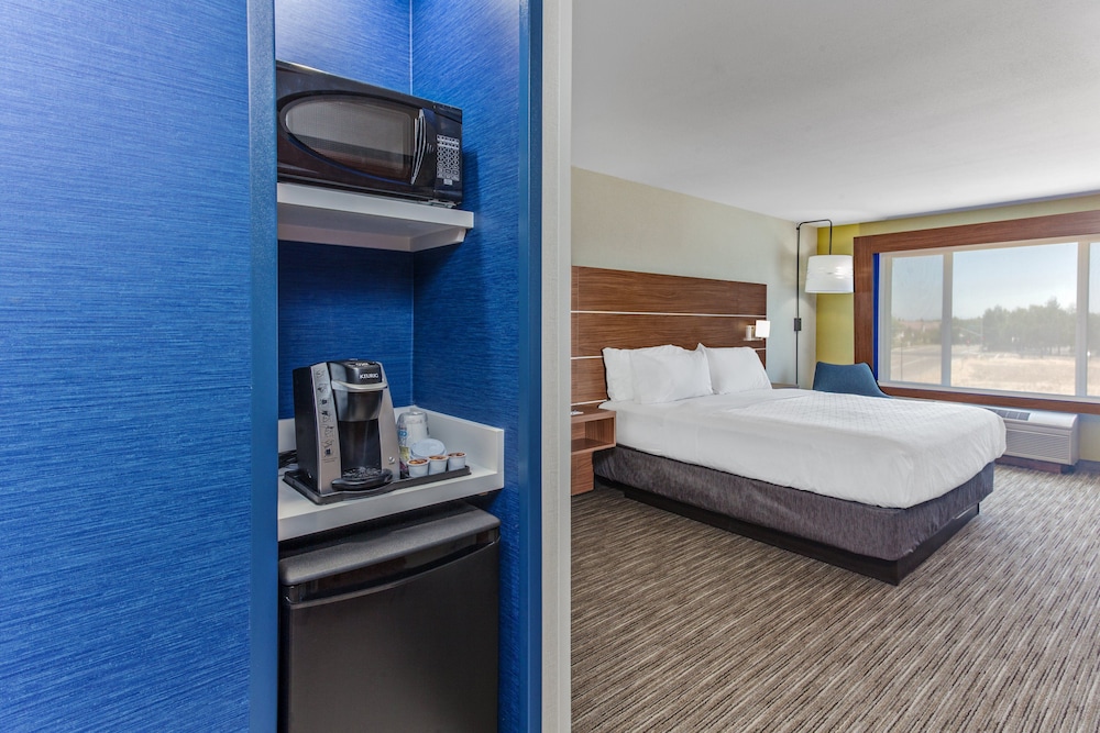 Holiday Inn Express & Suites Elk Grove West I-5 12/51