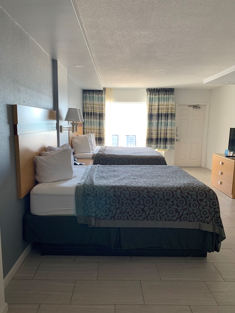 Arya Blu Inn and Suites (Ex Days Inn Ormond Beach Mainsail Oceanfront) 9/43