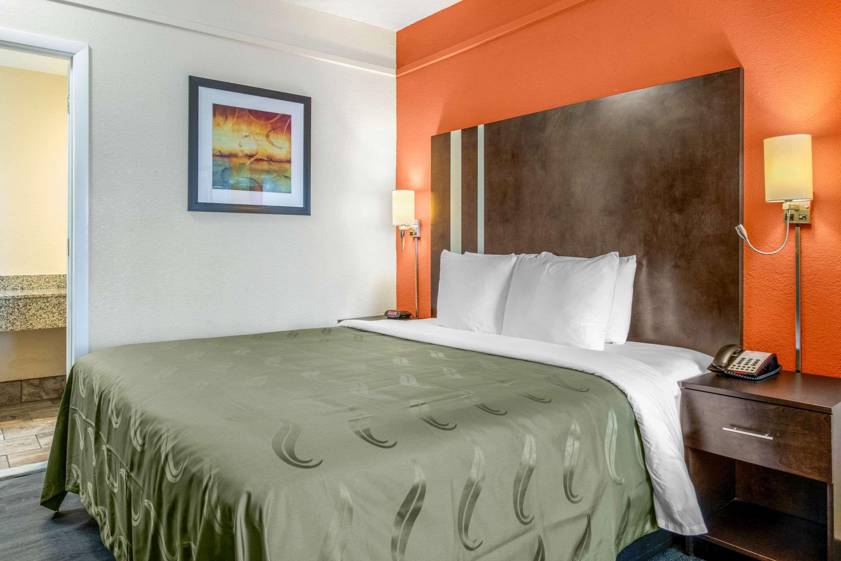ROOM, KING BED