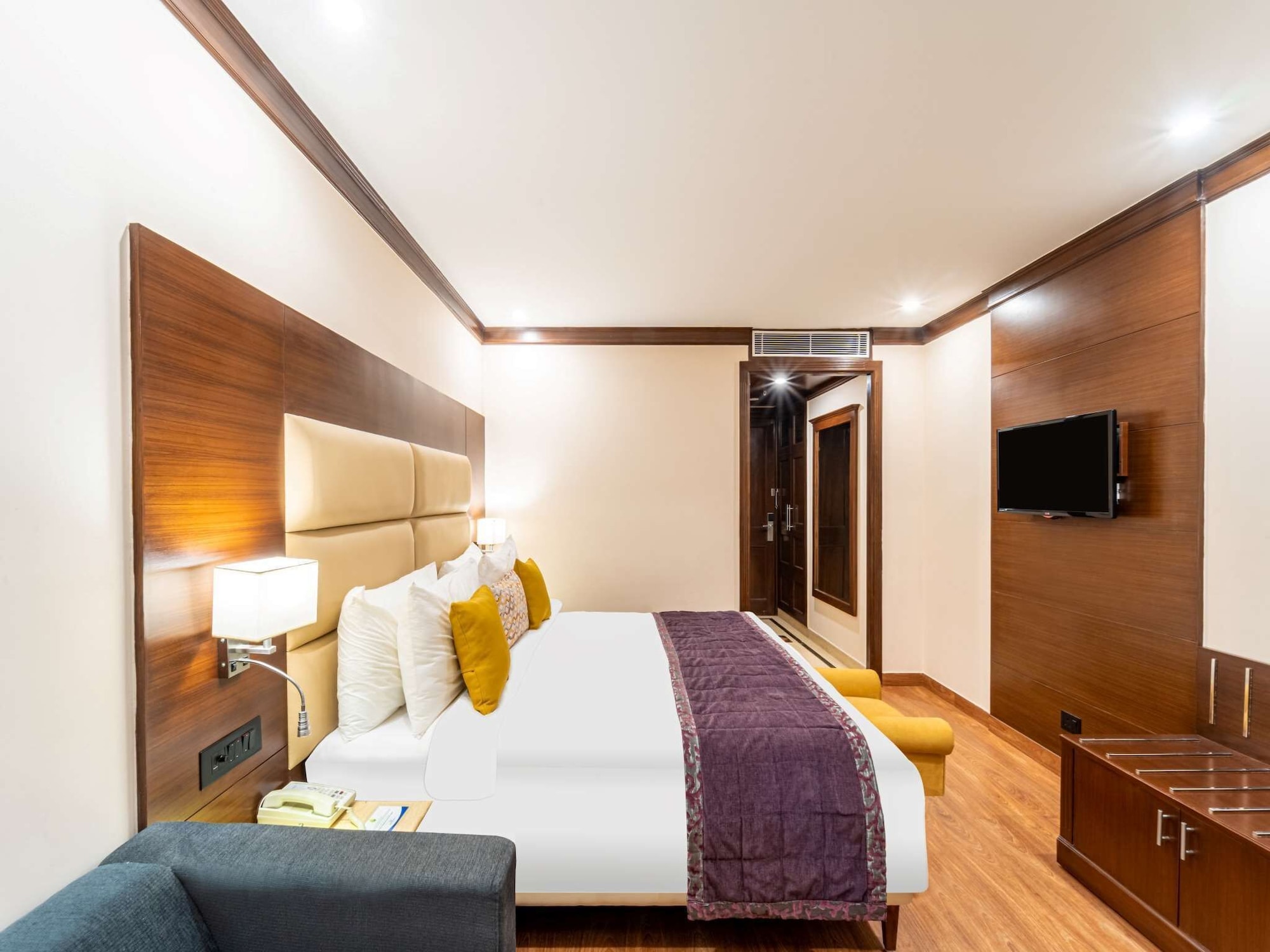 غرفة ديلوكس بسرير كينج، Madhuban Sarovar Portico Mussoorie 2/3