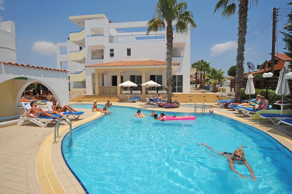 Petrosana Hotel Apartments 6/36