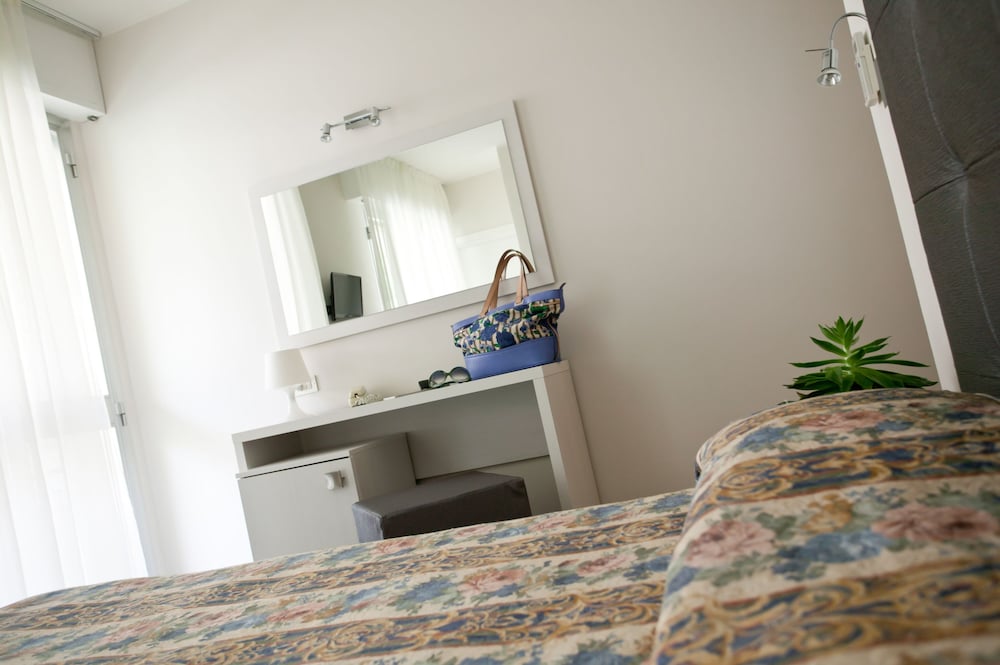 Thea Hotel 6/26