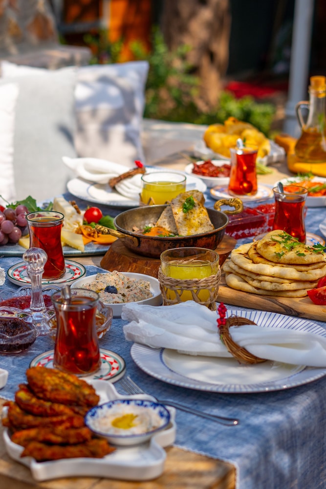 Cunda Battalos Kucuk Otel 30/50