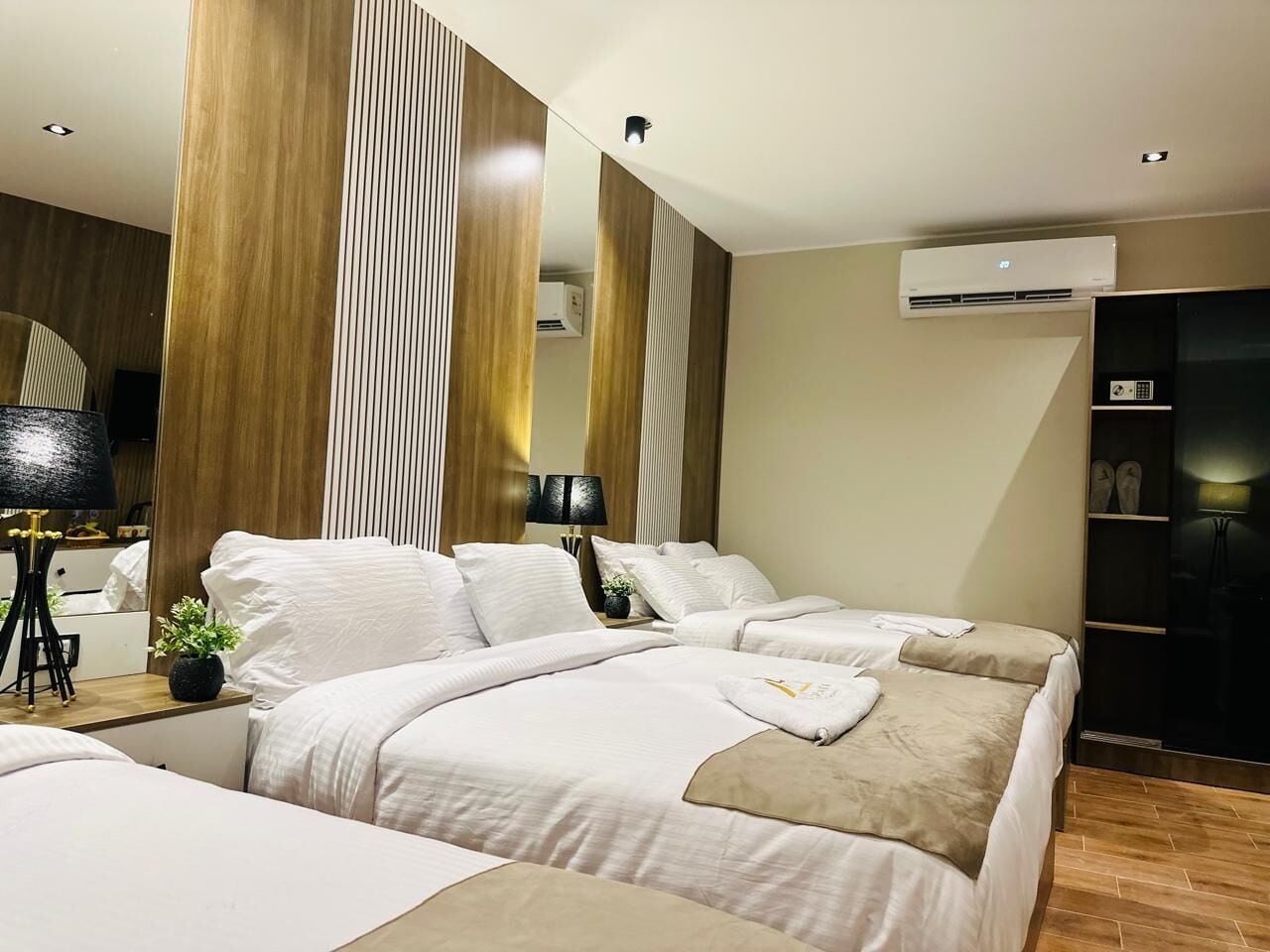 DELUXE, STUDIO, SUITE