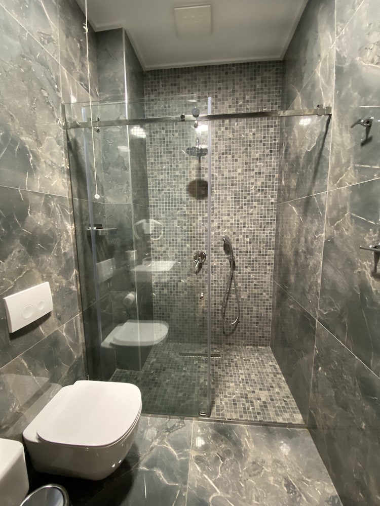 Portik Hotel 20/20