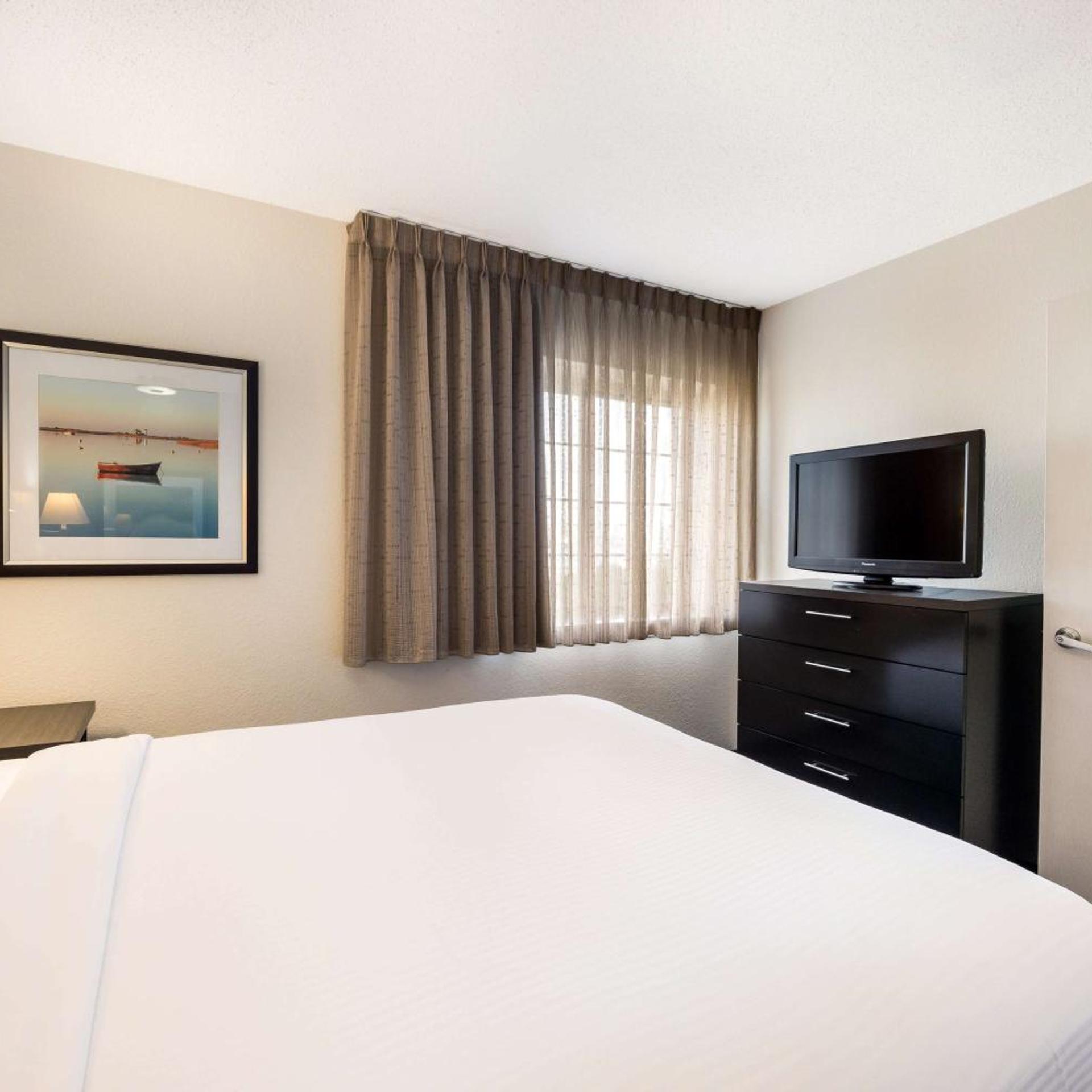 1 BEDROOM, SUITE, QUEEN BED