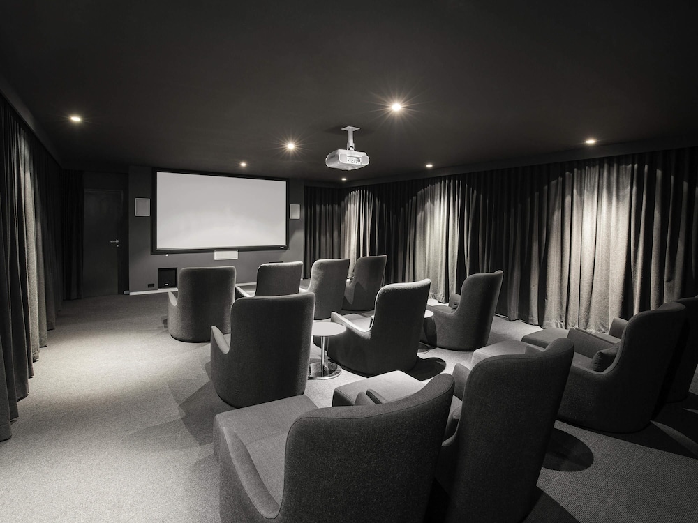 Mantra Circle on Cavill Surfers Paradise 40/50