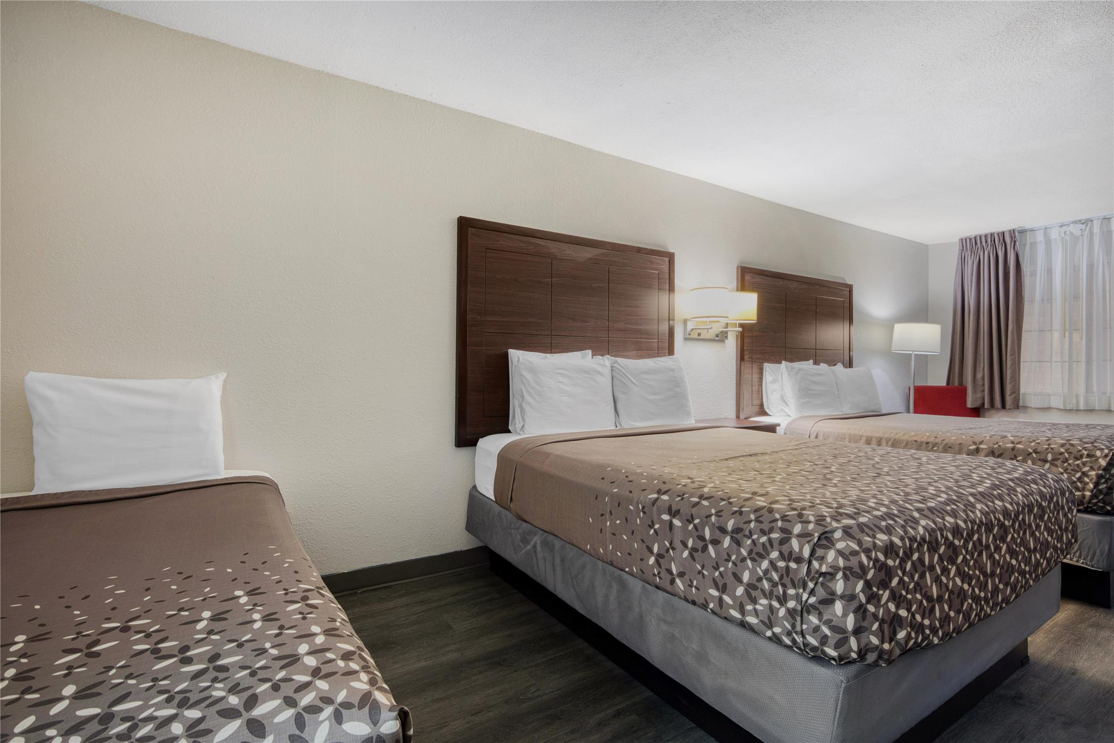 Room, 1 Double and 2 Queen Beds