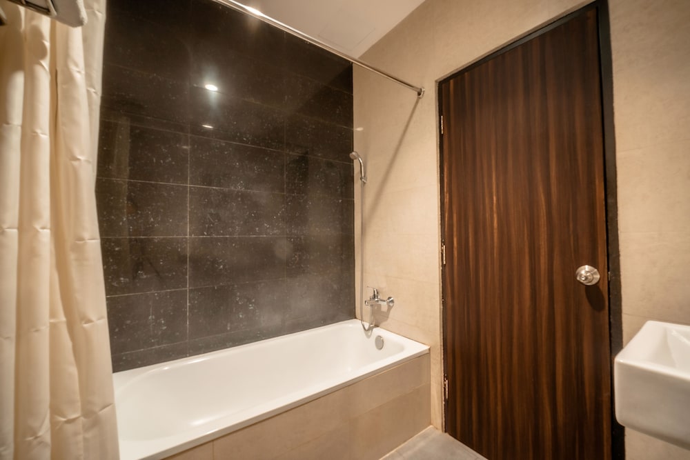 M One Hotel 47/52