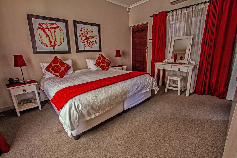 2 BEDROOMS, COURTYARD, FAMILY, KITCHEN