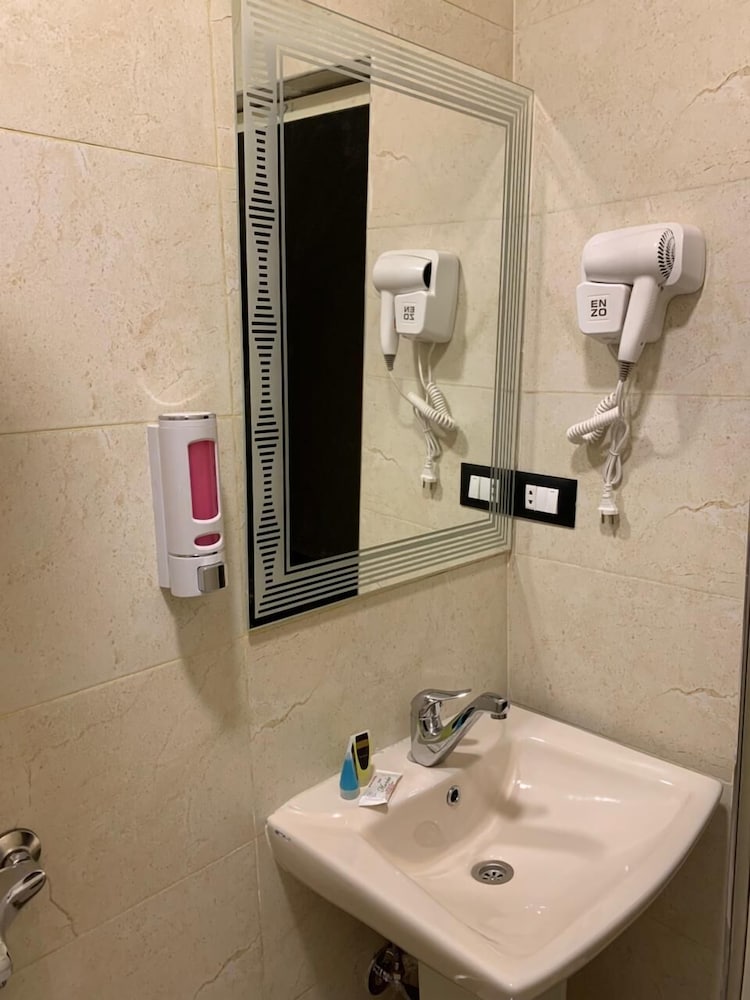 Montana Hotel 51/55