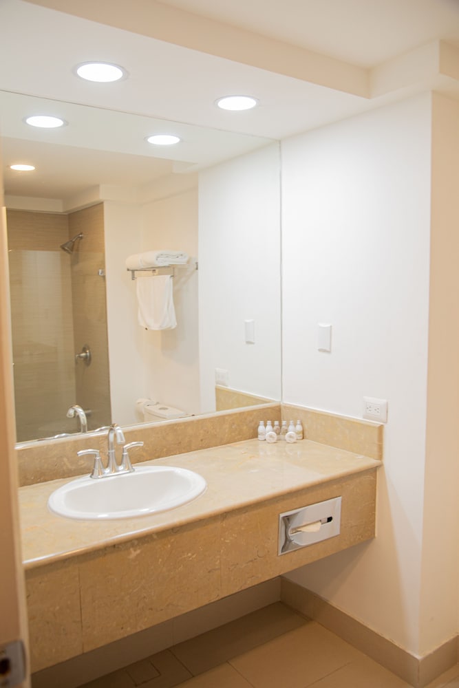 Clarion Amon Plaza 58/60