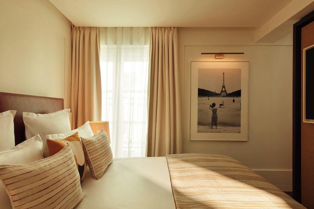 DELUXE, DOUBLE BED
