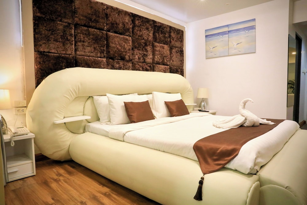 HONEYMOON, KING BED