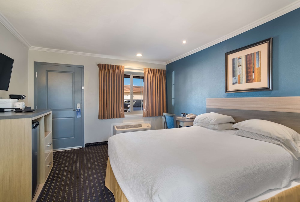 Standard, Queen Bed, Accessible