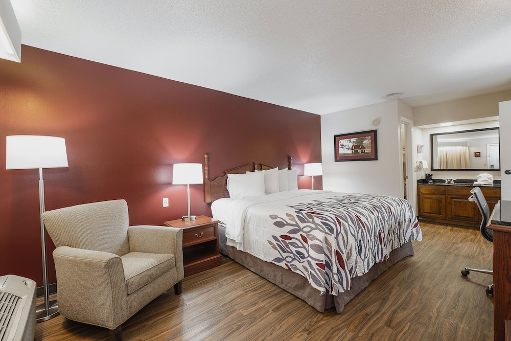 Red Roof Inn & Suites Calhoun 13/34