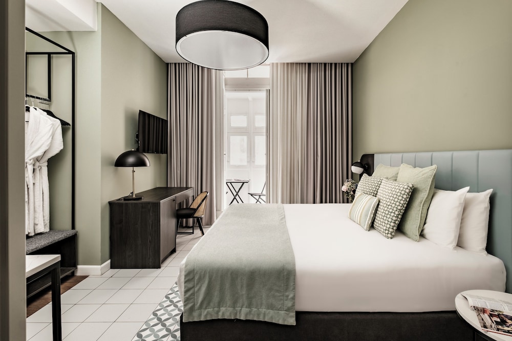 DELUXE, DOUBLE OR TWIN BED