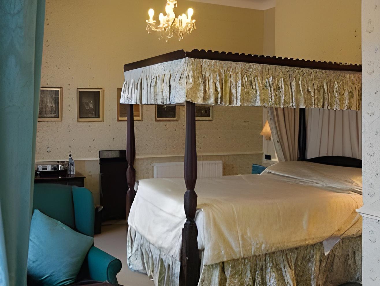 Four Poster, Queen Bed