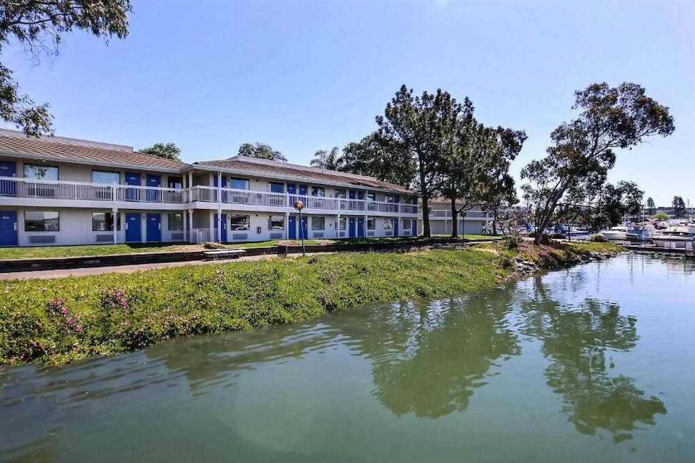 Motel6 Oakland, CA - Embarcadero 39/48