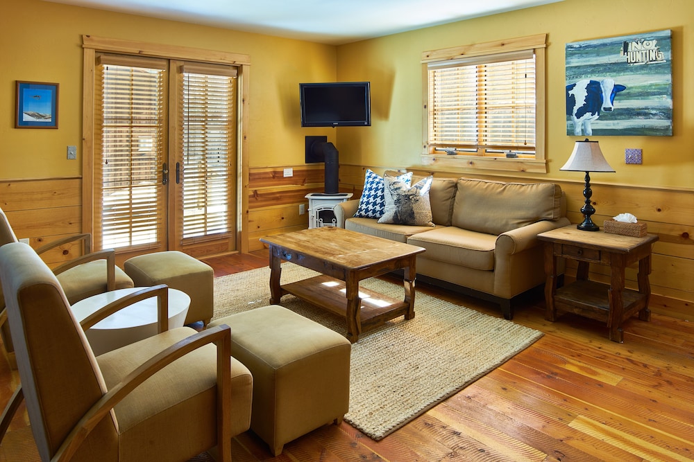 The Alpine House Lodge & Cottages 34/45