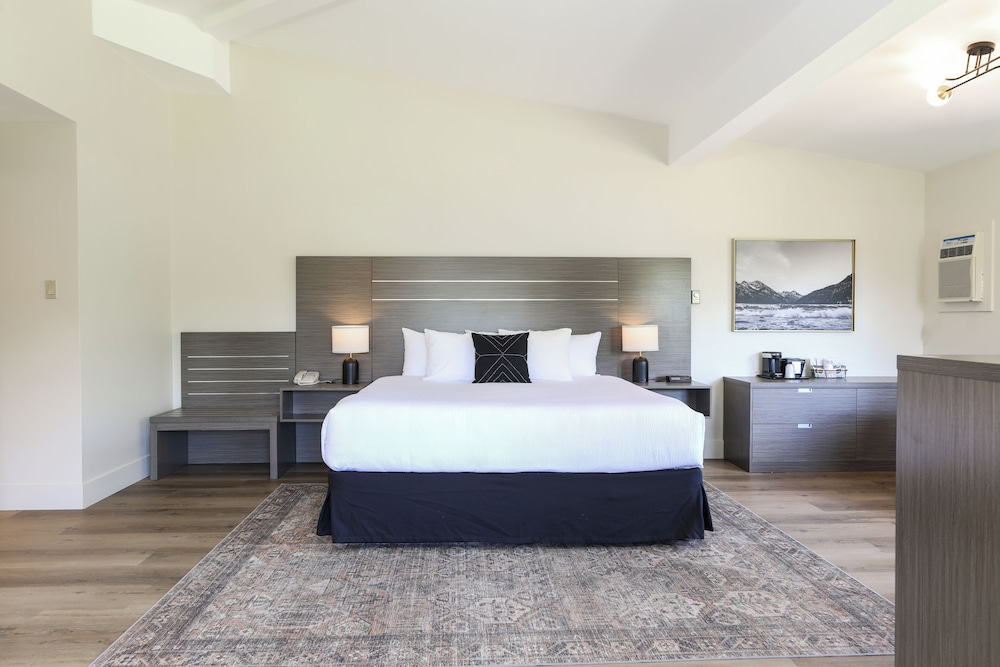 Romantic, Suite, King Bed, Lake Front