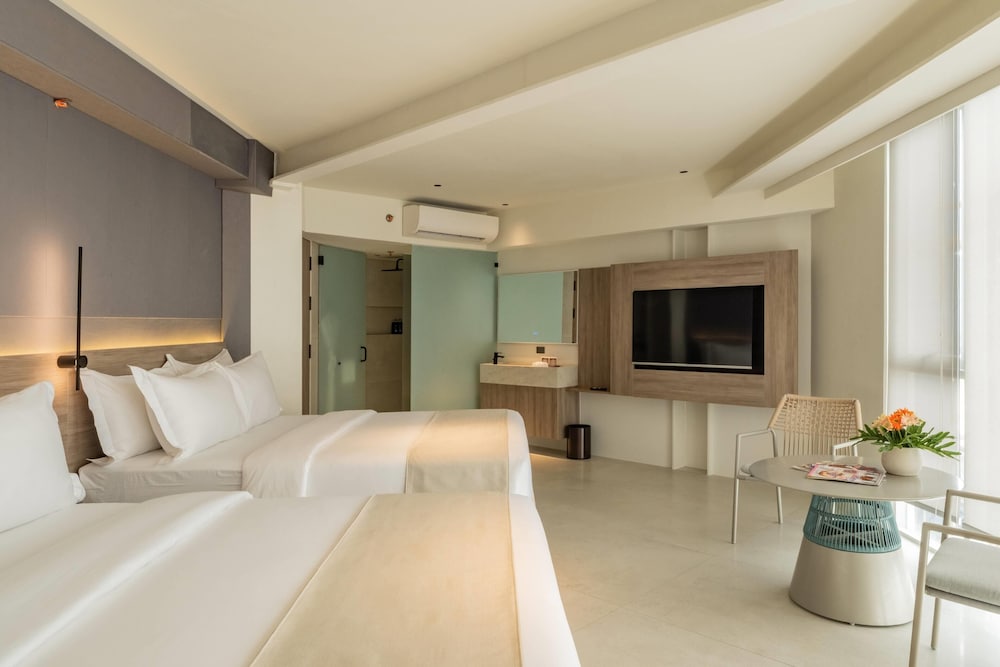 غرفة بريميير بسريرين كوين بإطلالة على البحر، Ramada Encore by Wyndham Boracay White Beach 2/5
