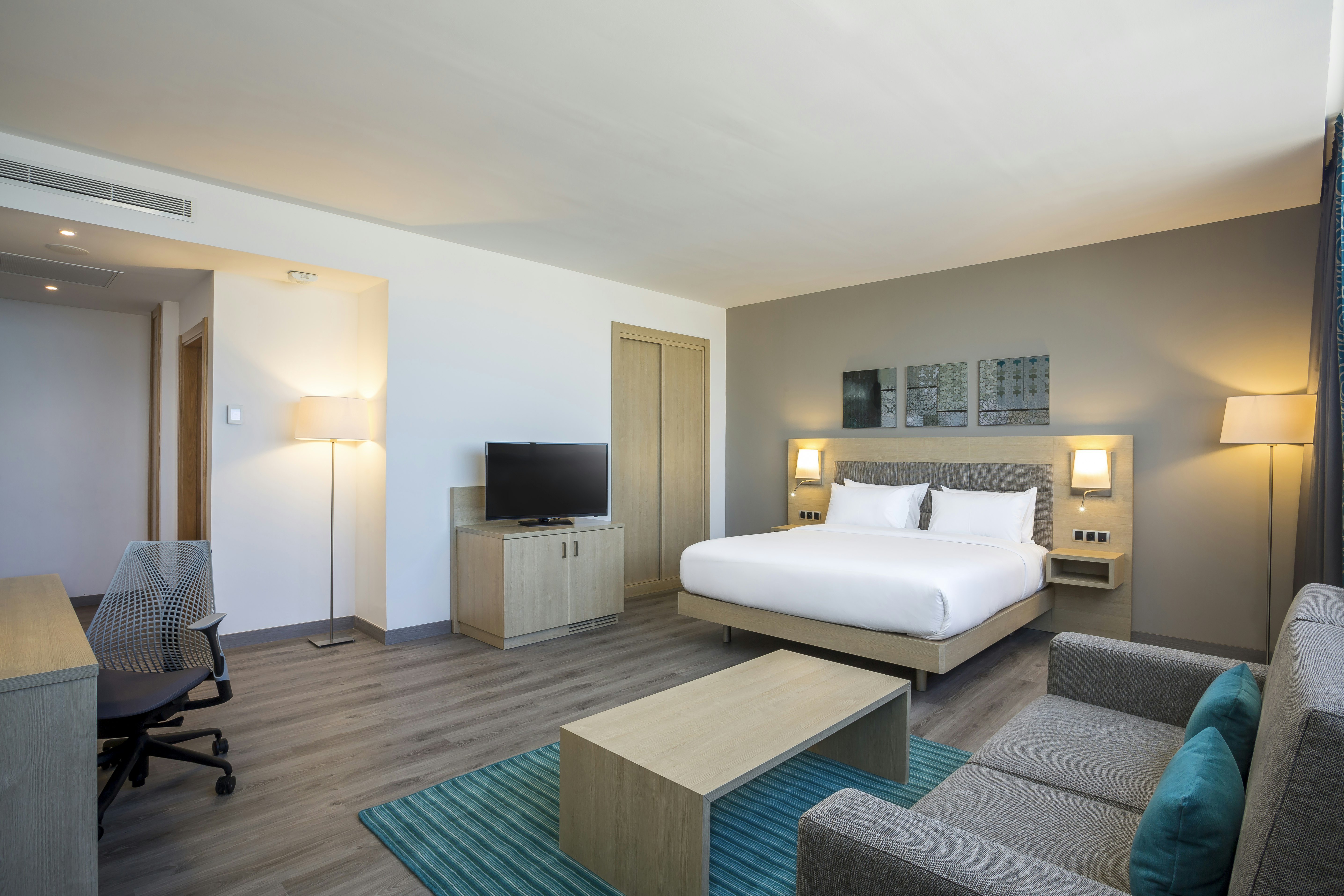 DELUXE, KING BED