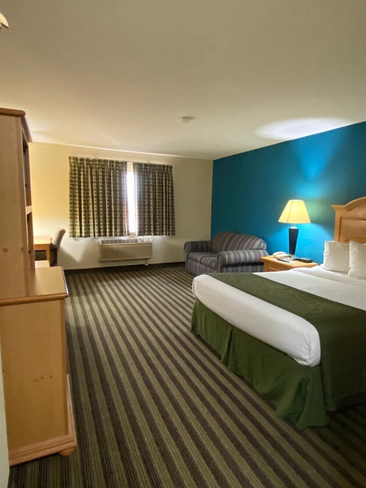 American Inn and Suites Peosta, IA 6/35