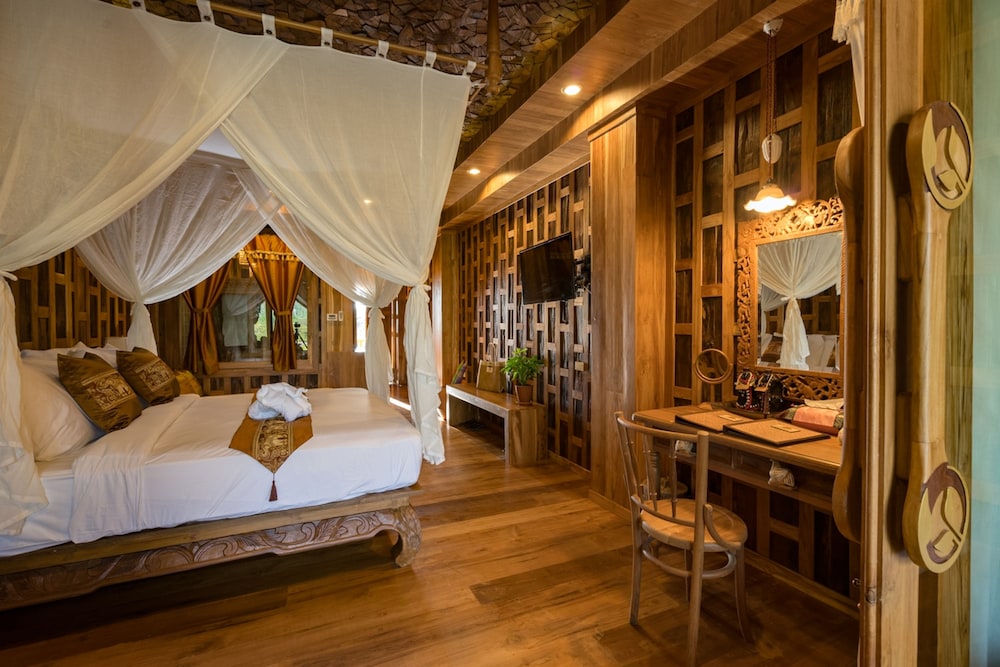 Pool, Suite, King Bed, Water View