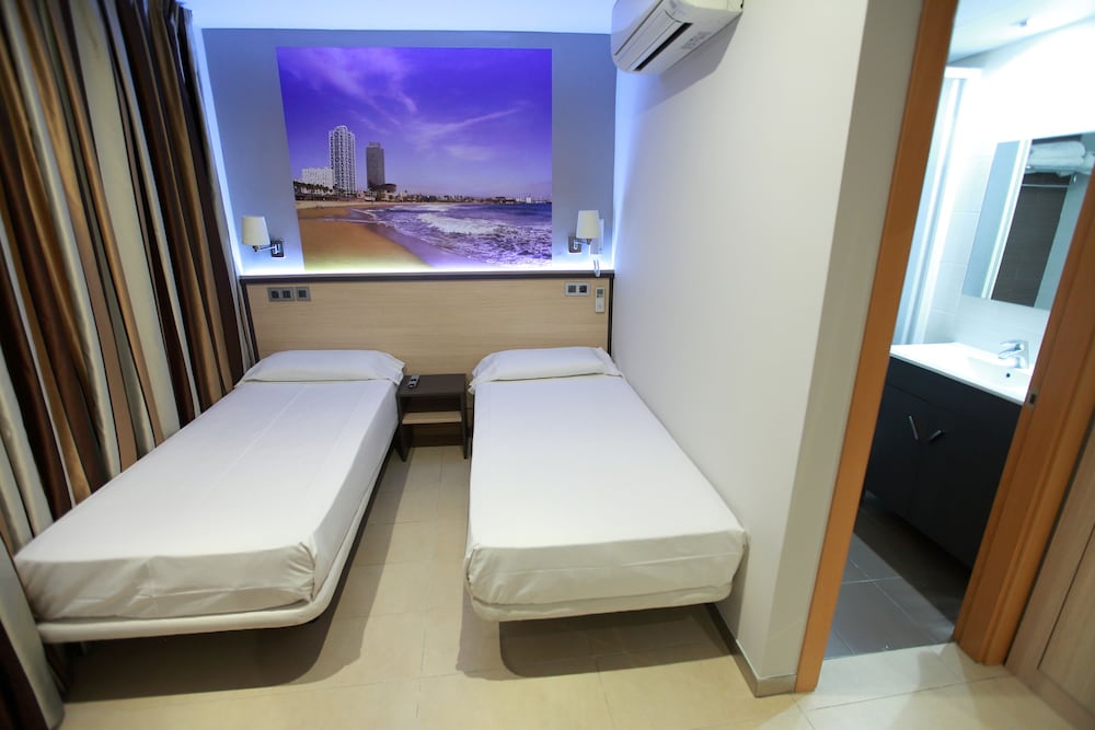 ROOM, DOUBLE OR TWIN BED