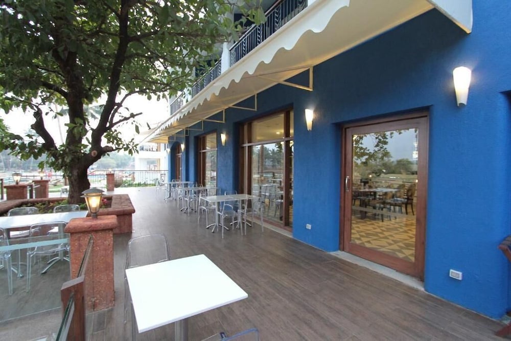 Acron Waterfront Resort 55/80