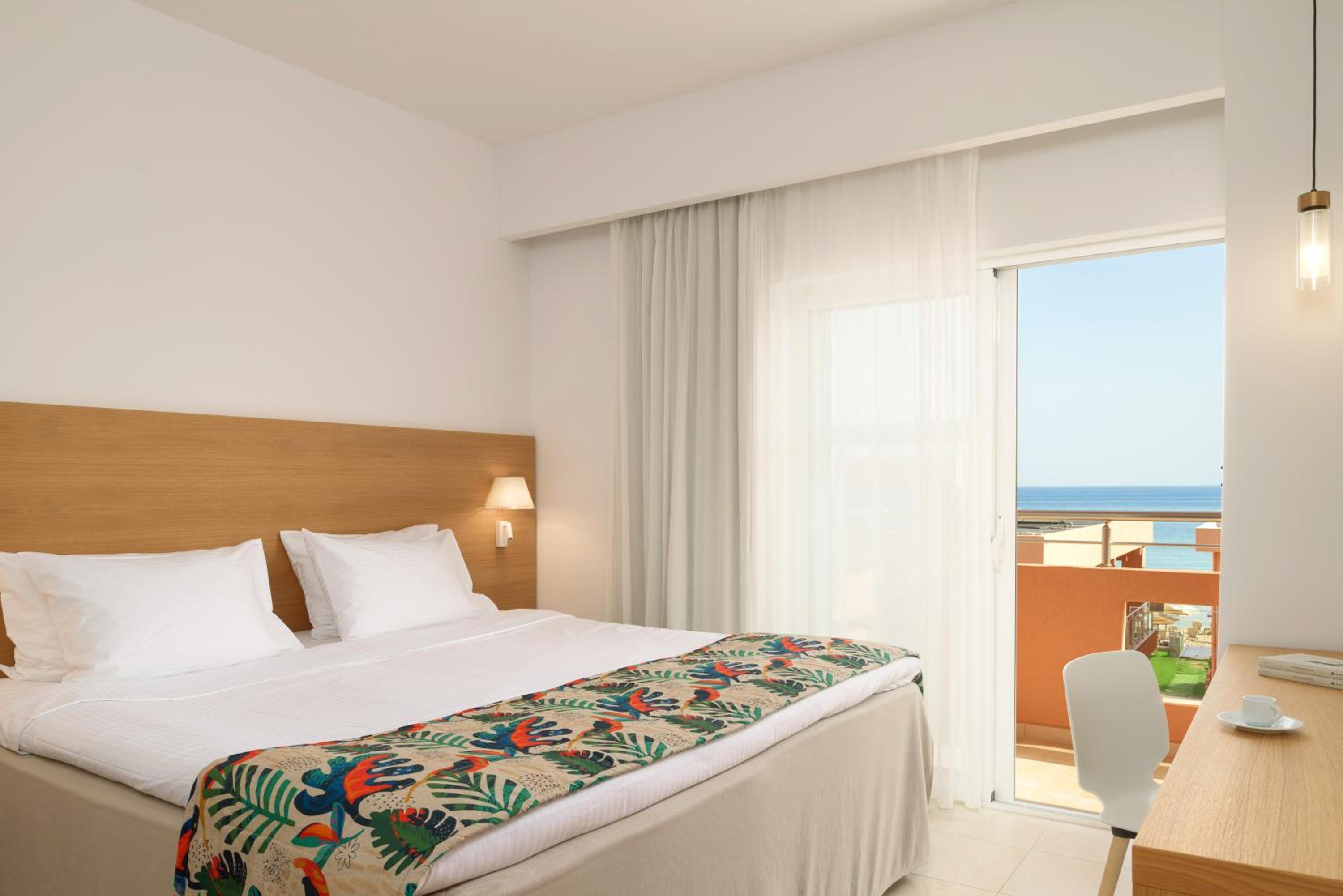 Deluxe, Double Bed, Lateral Side Sea View